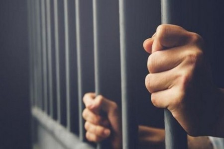 Məhkum yoldaşının boğazını kəsən şəxsin cəzası ağırlaşdırıldı