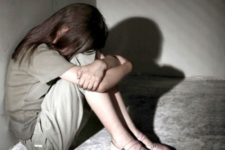 Ana 14 yaşlı qızını pul qarşılığında kişilərlə görüşdürür? - İDDİA