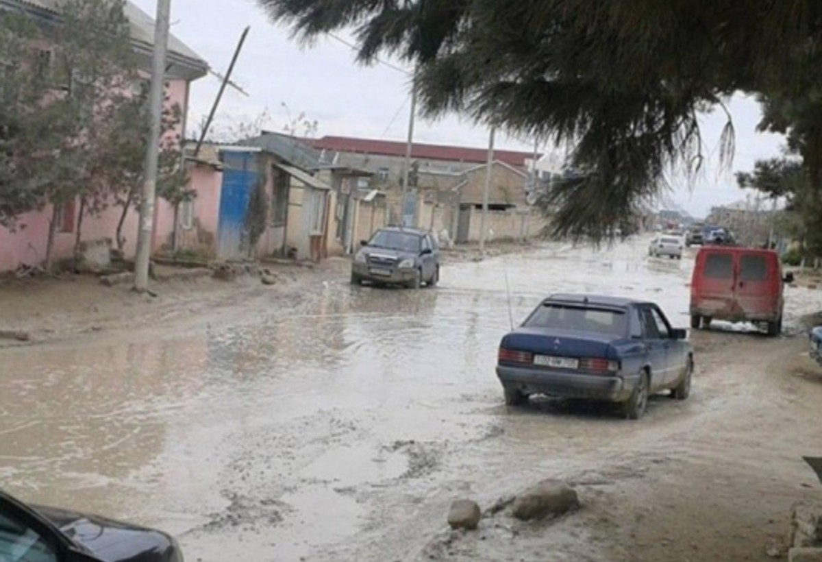 Xətai rayonunda asfalt küçələri abadlaşdırmaq adı ilə palçığa çevirdilər - ŞİKAYƏT