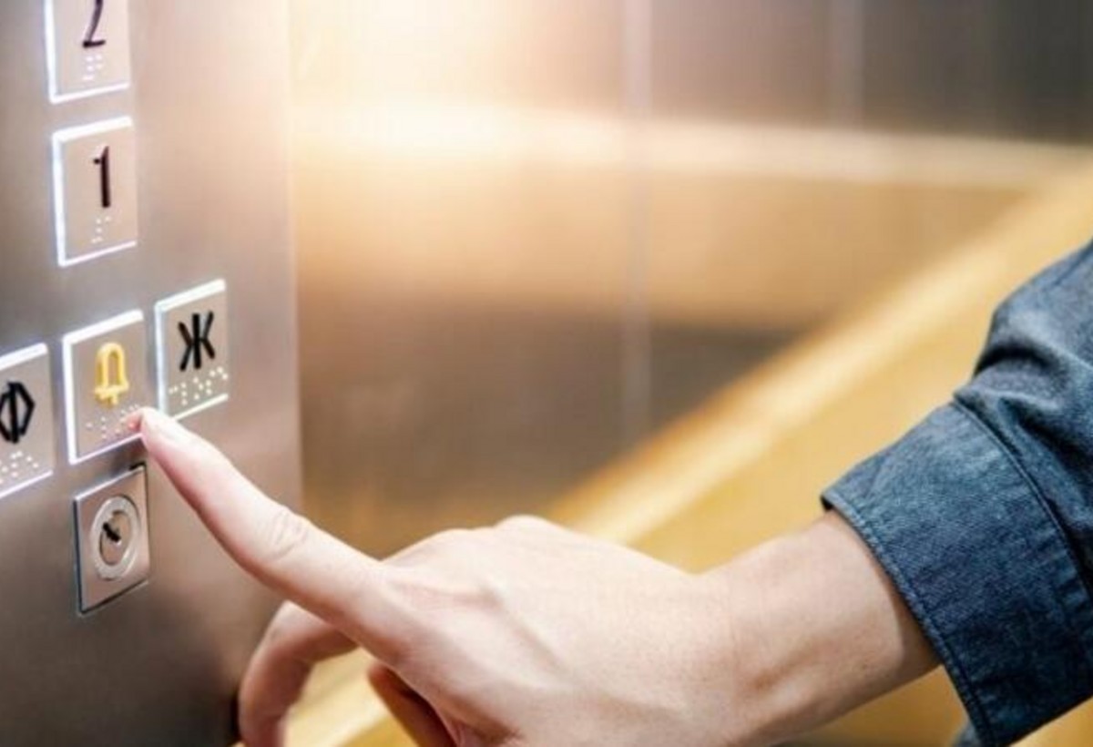 Liftdə qalan beş uşaq xilas edildi