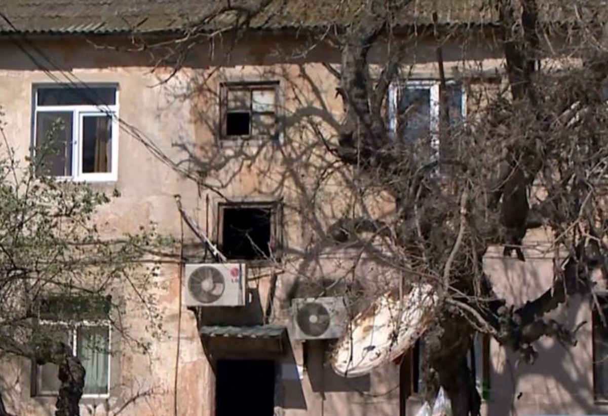 Paytaxtda bir əsrə yaxın yaşı olan bina hər an çökə bilər - Buna niyə göz yumulur?