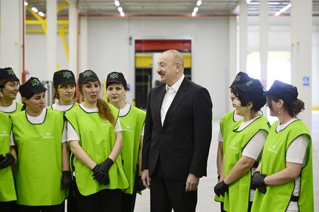 Prezident Qusarda anbar kompleksinin fəaliyyəti ilə tanış olub