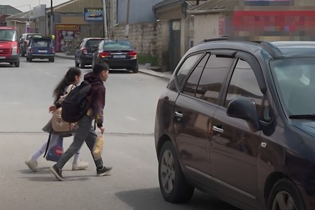Məktəbin qarşısında piyada zolağı SİLİNDİ: Təhlükəli vəziyyət YARANDI