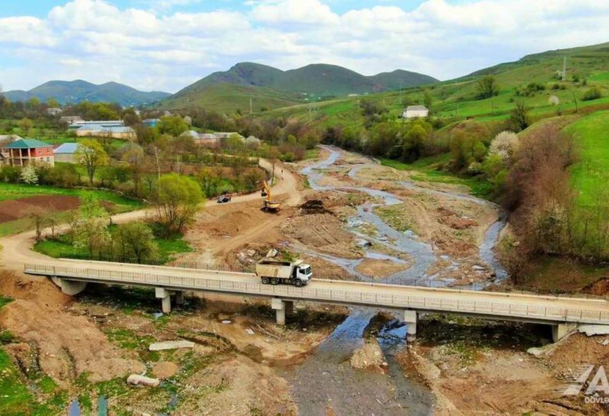 Gədəbəydə 19 yaşayış məntəqəsini birləşdirən avtomobil yolları yenidən qurulur