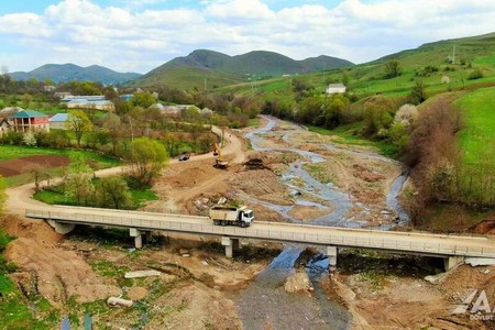 Gədəbəydə 19 yaşayış məntəqəsini birləşdirən avtomobil yolları yenidən qurulur