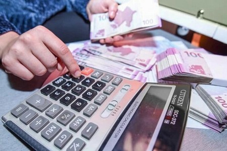 Yeni saatlıq sistem maaşların artmasına, yoxsa azalmasına səbəb olacaq? - İqtisadçı açıqladı