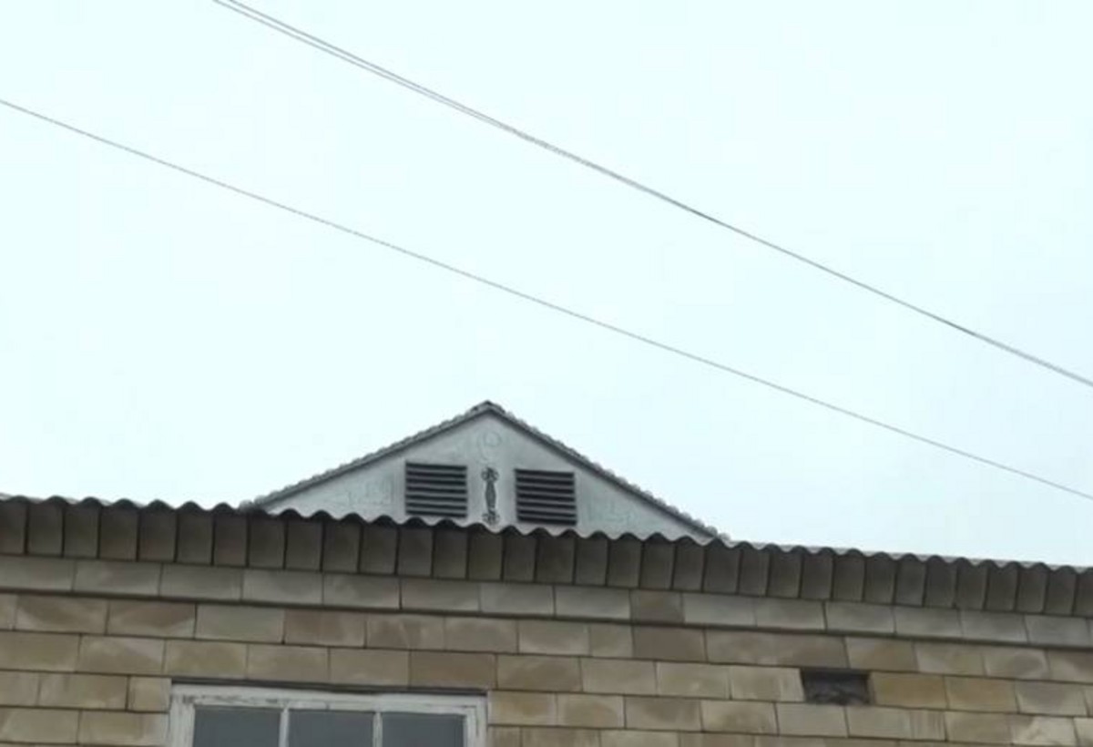 Fərdi yaşayış evinin üzərindən yüksək gərginlikli elektrik xətti keçir - Müraciətlərimiz cavabsız qalıb