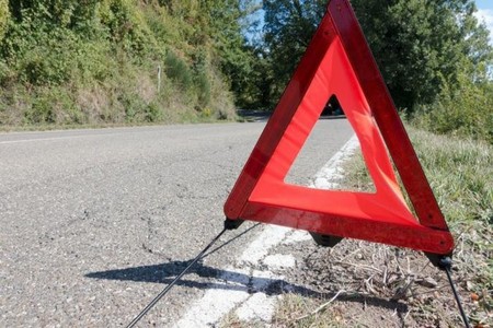 Oğuzda avtomobil ağaca çırpılıb, sərnişin ölüb