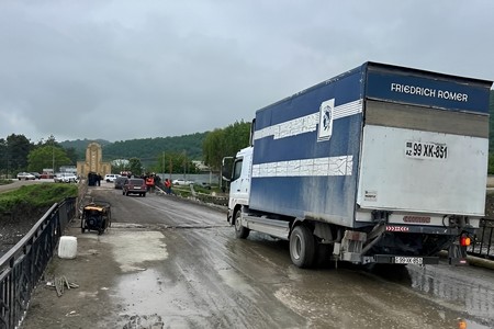 60 kəndin yolu açıldı: Qubada körpü müvəqqəti bərpa olundu