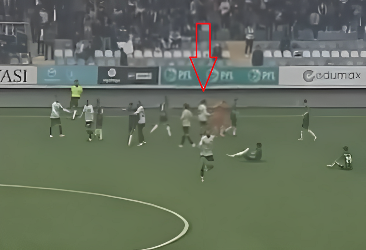 Çempionluq oyununda QALMAQAL: Futbolçular əlbəyaxa oldu - VİDEO