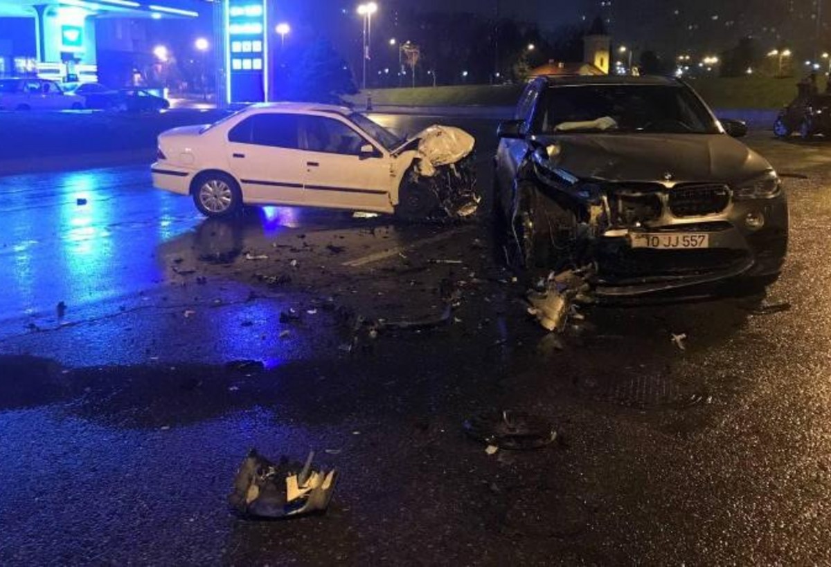Şəkidə avtomobil qəzası: Maşın aşıb, sürücü və sərnişin xəsarət alıb