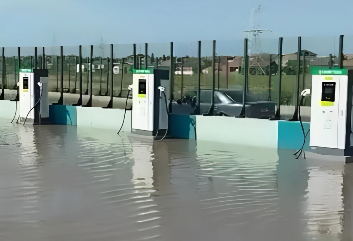 Bakıda yağış elektromobil məntəqəsini iflic etdi: Kanalizasiya DAŞDI - VİDEO