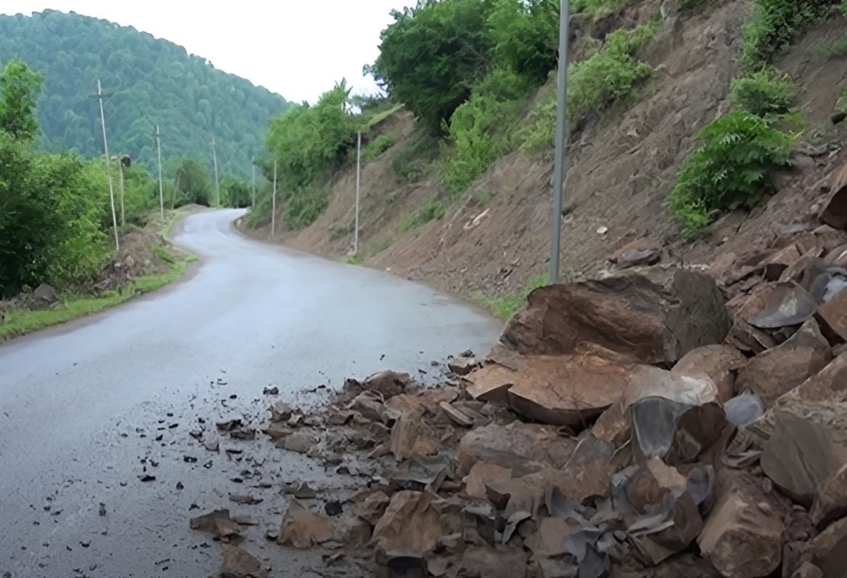 Astarada intensiv yağışdan sonra yollar çökdü