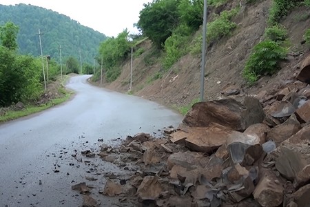 Astarada intensiv yağışdan sonra yollar çökdü