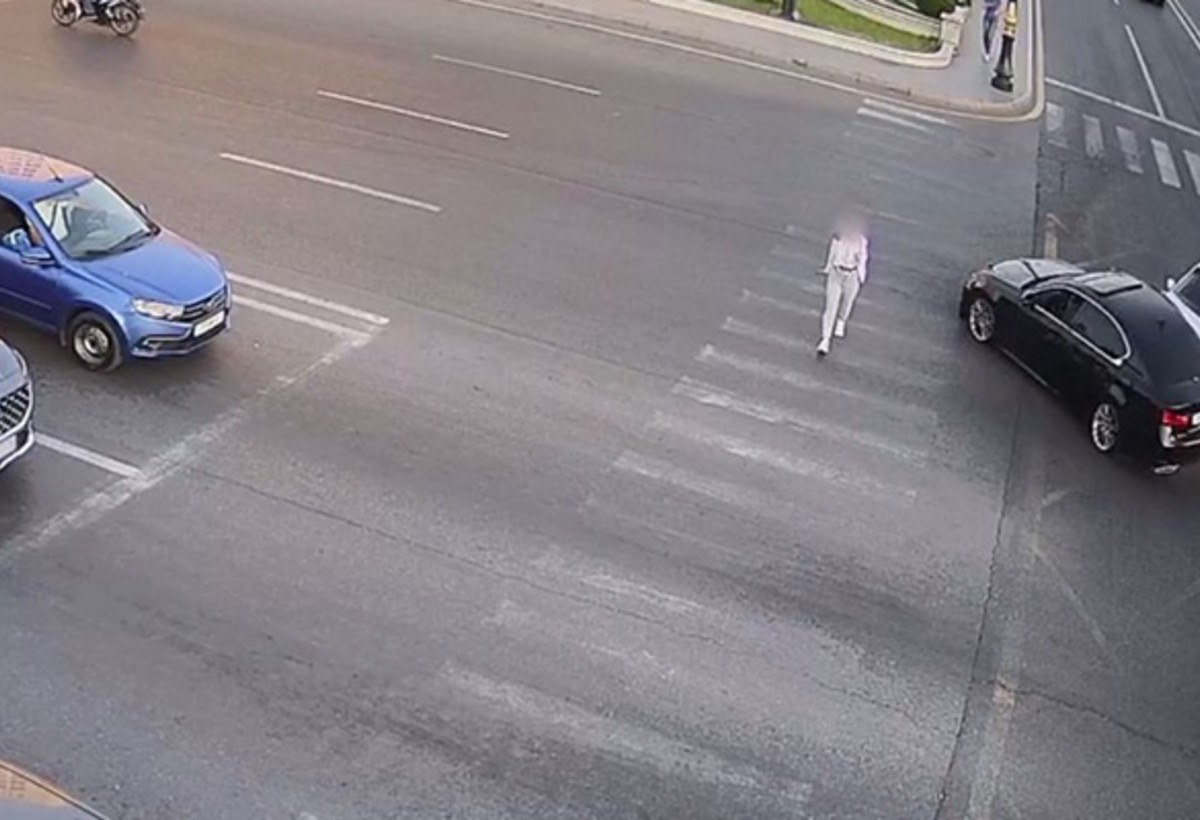 Bakıda piyada keçidində qadını maşın vurdu