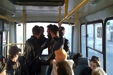 Bakıda avtobus sürücüsü sərnişini boğmağa çalışıb