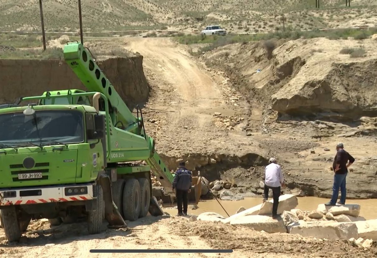 Qaradağda körpü uçub,  alternativ yolu sel aparıb - AAYDA hansı tədbirləri görəcək?