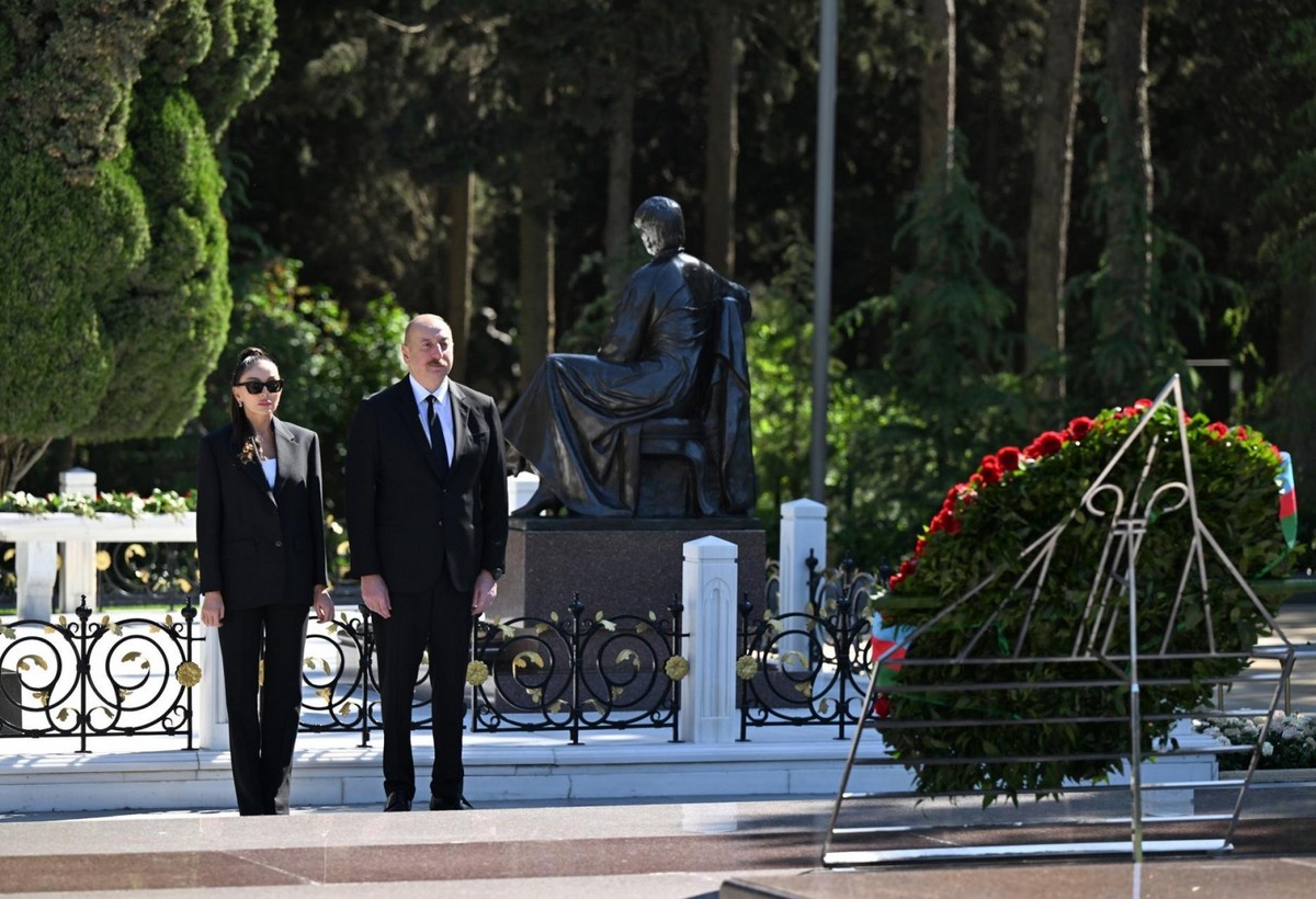 Prezident və birinci xanım Fəxri xiyabanda Ulu Öndərin məzarını ziyarət ediblər
