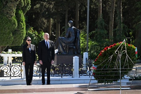 Prezident və birinci xanım Fəxri xiyabanda Ulu Öndərin məzarını ziyarət ediblər