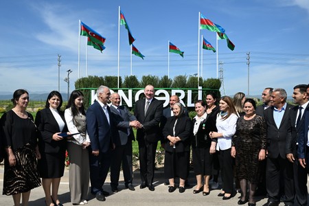 Prezident Ağdamın Kəngərli kəndinə köçən sakinlərlə görüşüb, onlara evlərin açarlarını təqdim edib - YENİLƏNİB