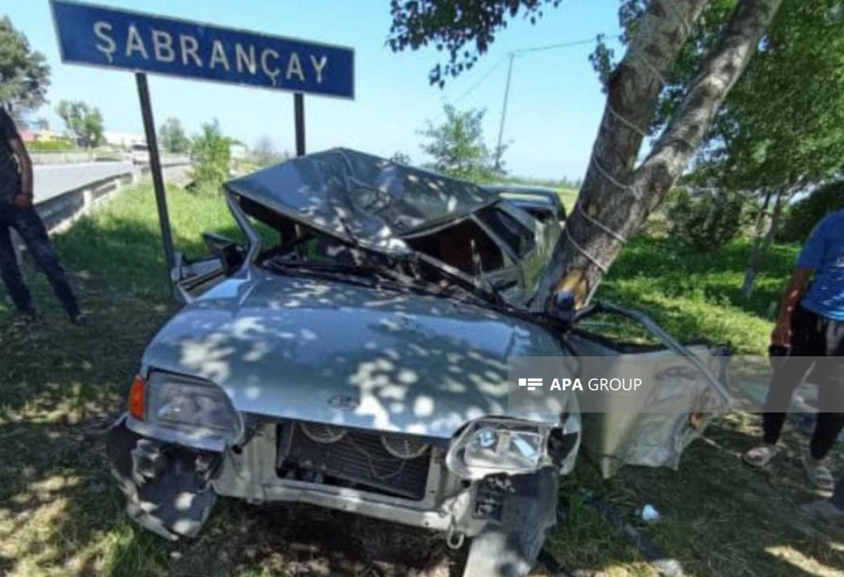 Şabranda avtomobil ağaca çırpıldı, iki qardaş öldü