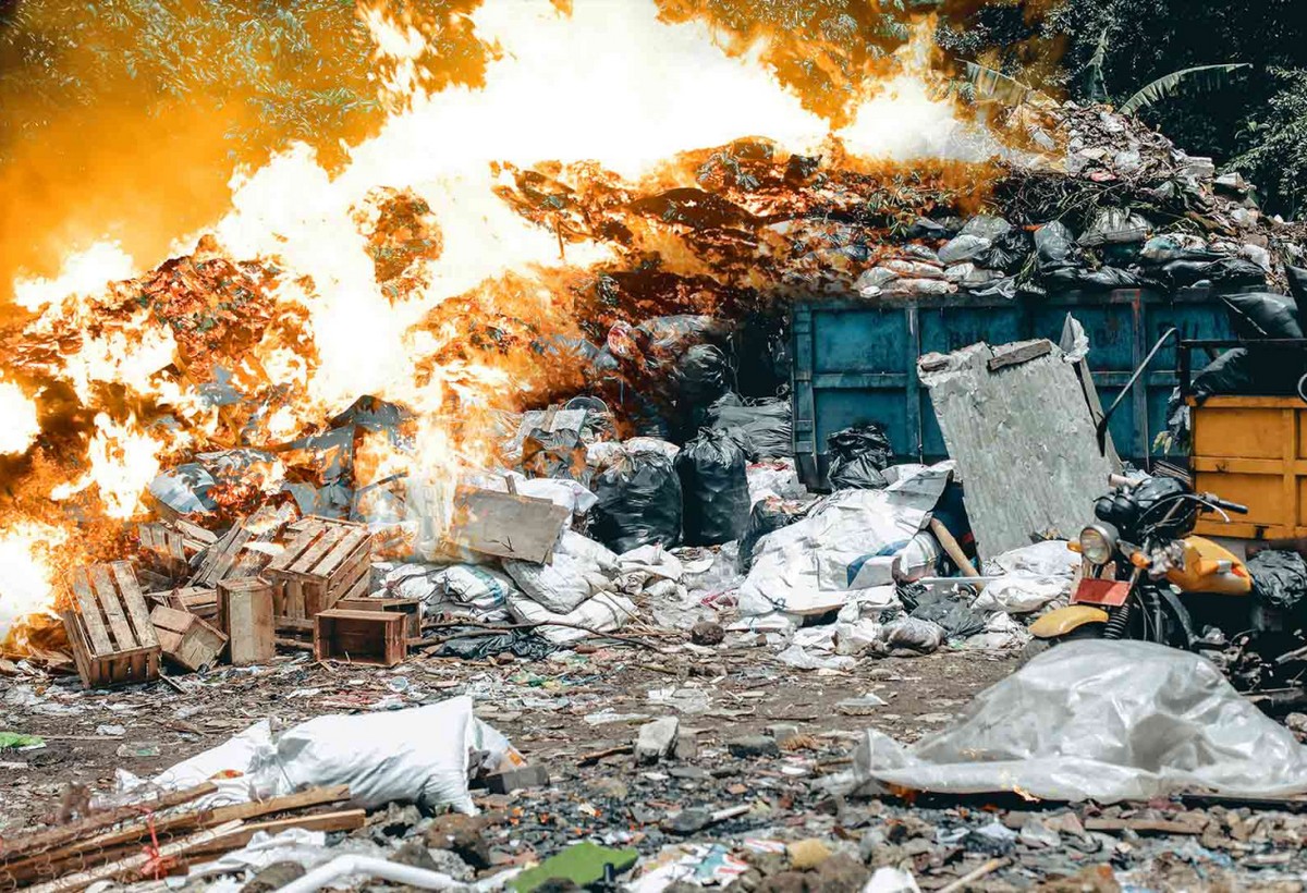 Yanmış tullantıların içindən meyit aşkar olundu - SABUNÇUDA