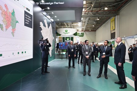 Prezident İlham Əliyev InterFood Azerbaijan və Caspian Agro sərgiləri ilə tanış olub