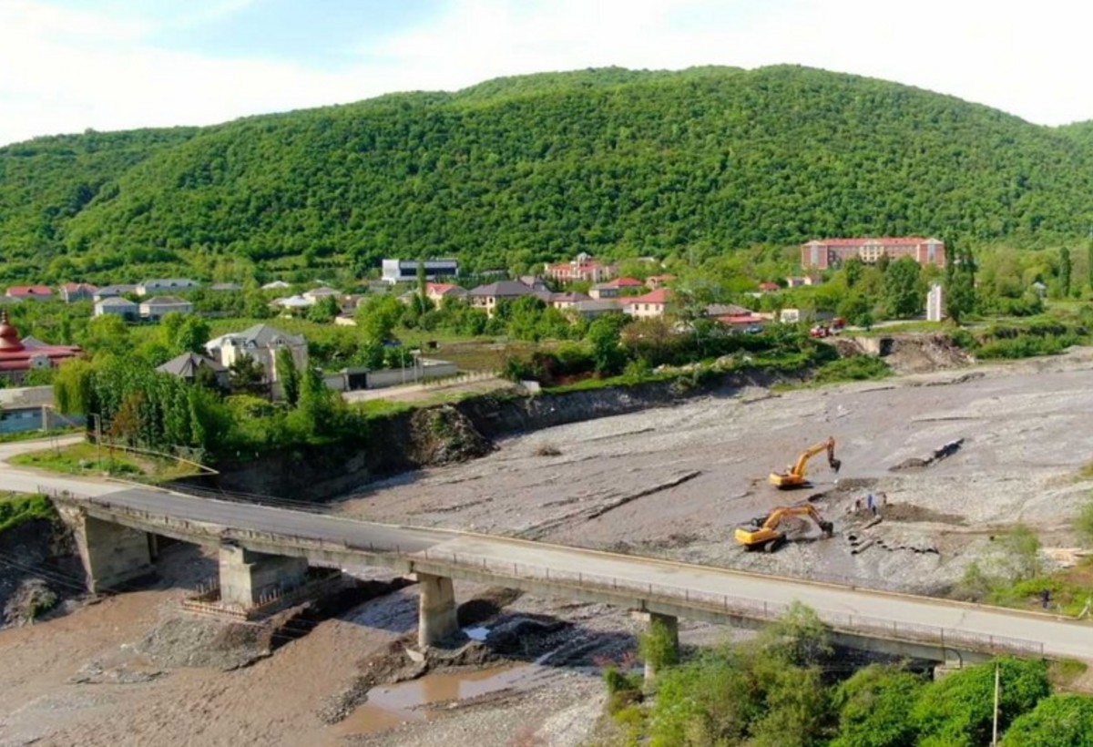 Qaraçay çayı üzərində yeni körpü tikilir - VİDEO