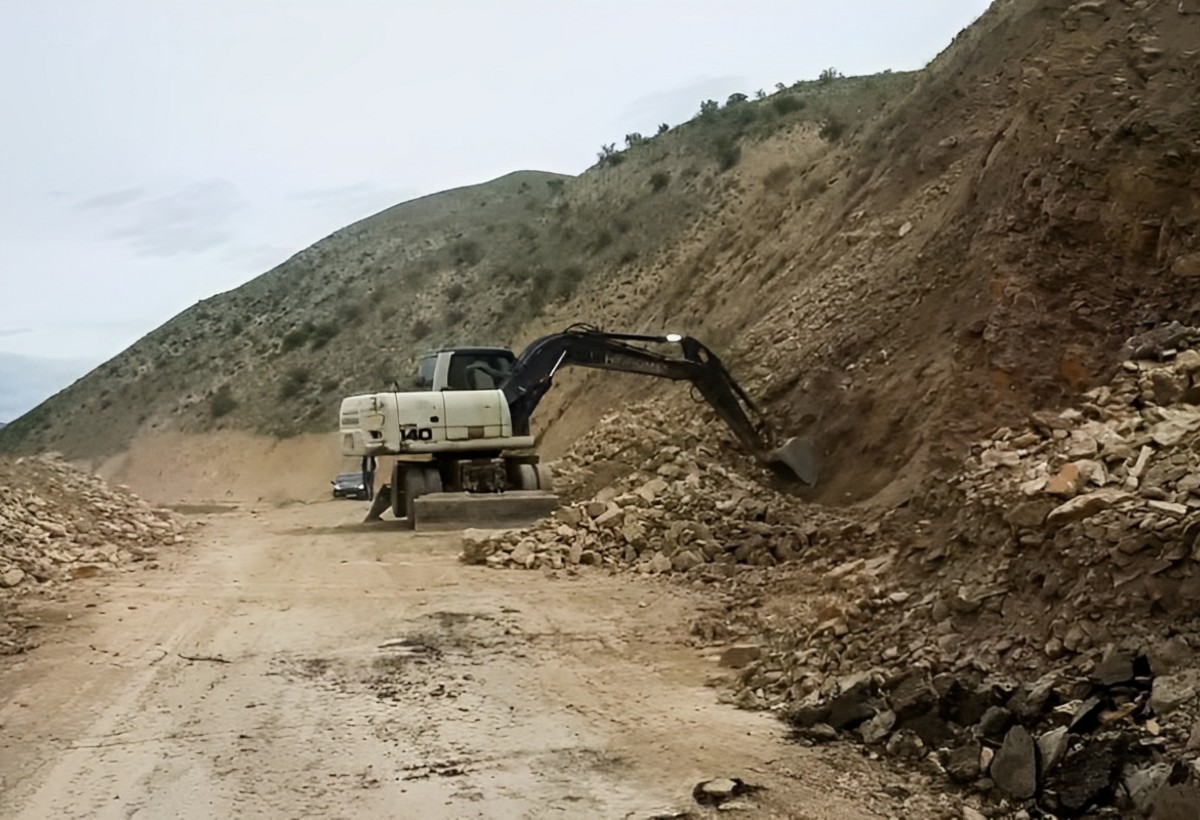Naxçıvanda qaya parçaları yolu BAĞLADI - FOTO