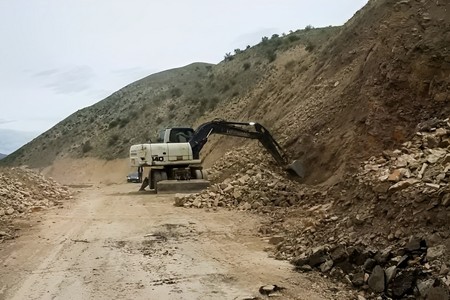 Naxçıvanda qaya parçaları yolu BAĞLADI - FOTO