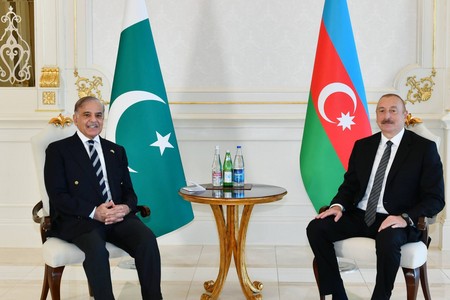 Şahbaz Şərif diplomatik dəstəyə görə İlham Əliyevə təşəkkür etdi