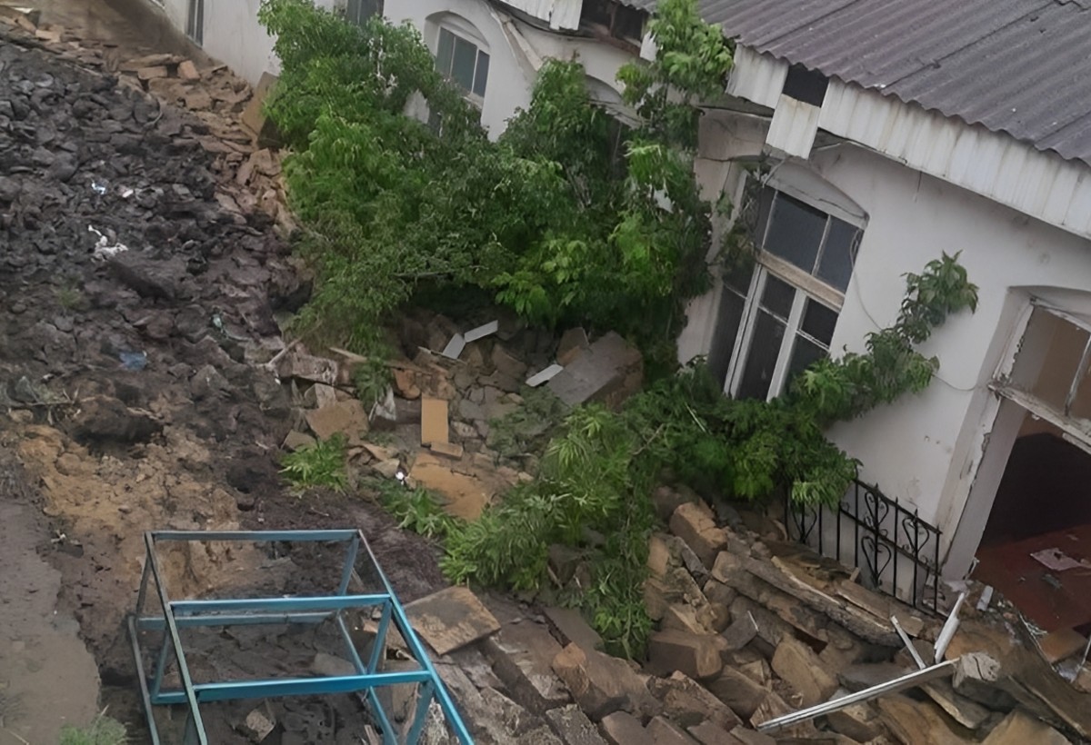 İntensiv yağıntılar Yardımlı Təhsil Sektorunun binasına ZİYAN VURDU - FOTO