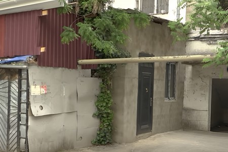 Yasamalda təhlükəli vəziyyət: Qaz xətti marketin içindən keçir