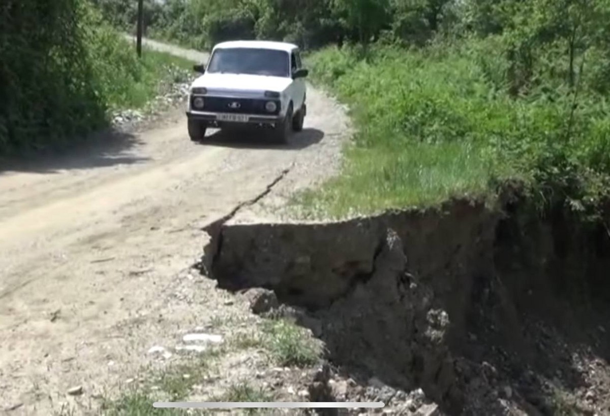 Şamaxıda kənd yolu bərbad vəizyyətdədir: Məktəbə, xəstəxanaya getmək mümkünsüzdür