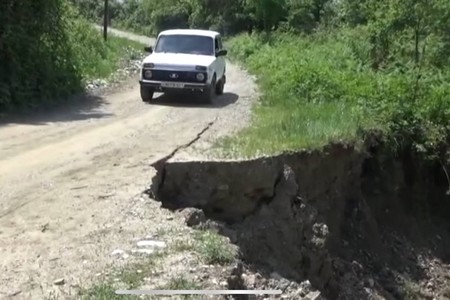 Şamaxıda kənd yolu bərbad vəizyyətdədir: Məktəbə, xəstəxanaya getmək mümkünsüzdür
