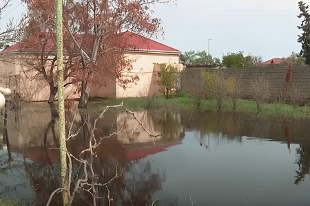 Mərdəkan su altında: Qrunt suları 100-dən çox evi yararsız hala salıb