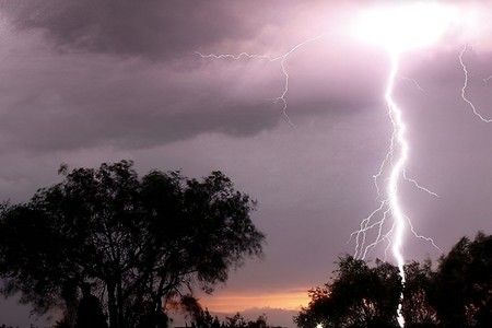 Biləsuvarda evə ildırım düşdü: Elektrik sistemi məhv oldu - FOTO