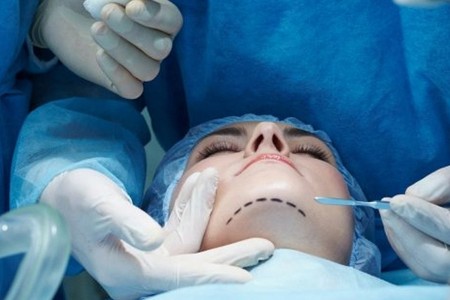 Fəaliyyətinə icazə verilən plastik cərrahlar bu klinikada işləyəcəklər