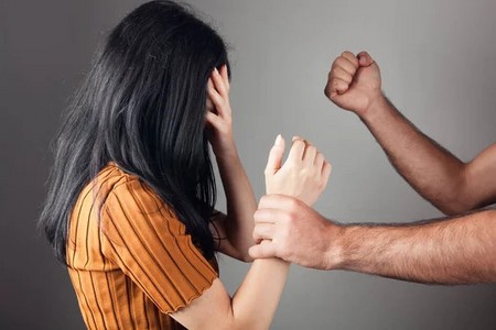 Salyanda kişi qonşu qadını döydü