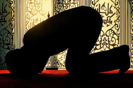 Ucarda kişi namaz üstdə ölüb