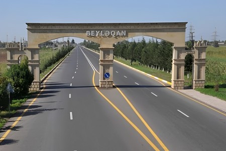 Beyləqanda avtomobil rayonun simvolik giriş qapısına ÇIRPILDI: Yaralılar var