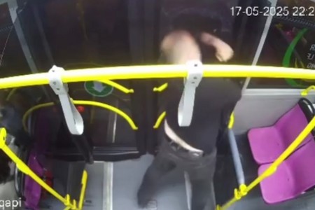 Bakıda sərnişin avtobusun şüşəsini sındırdı - QORXUNC GÖRÜNTÜLƏR