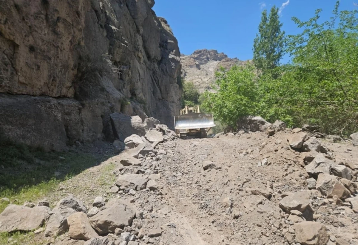 Ordubadda avtomobil yolunda qaya uçqunu baş verib