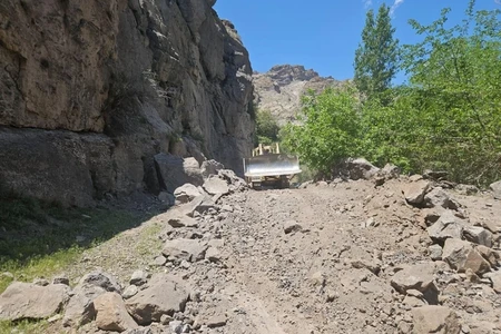 Ordubadda avtomobil yolunda qaya uçqunu baş verib