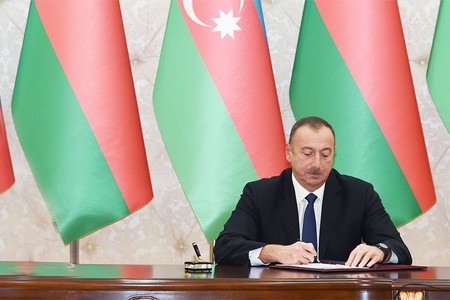 İlham Əliyev bir qrup şəxsi təltif etdi - SİYAHI