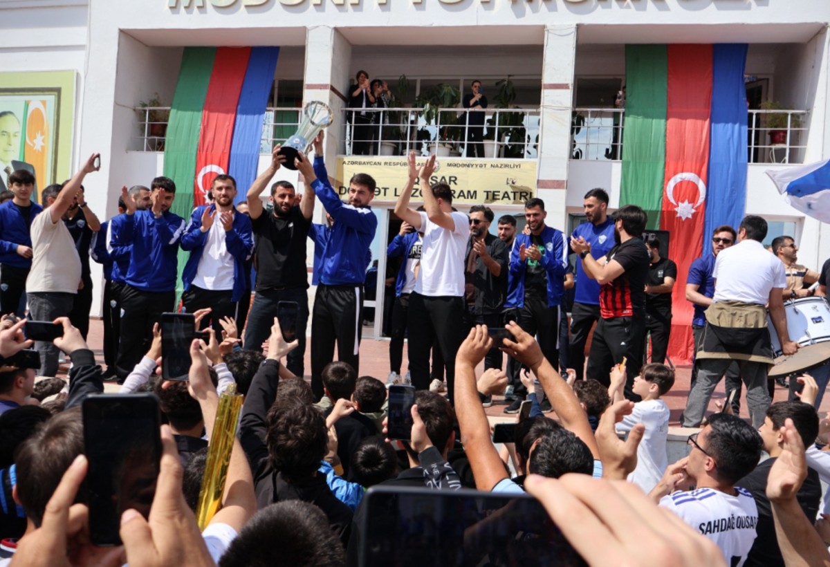 Qusarlıların çempionluq kubokunu sevinci