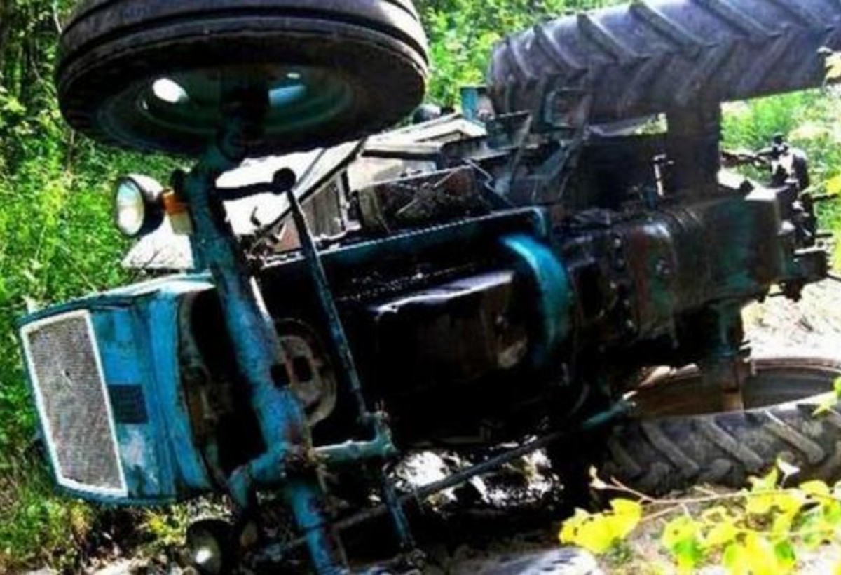 Yevlaxda traktor palçıqda batmış maşını çəkərkən aşdı, sürücü öldü - YENİLƏNİB