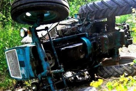 Yevlaxda traktor palçıqda batmış maşını çəkərkən aşdı, sürücü öldü - YENİLƏNİB