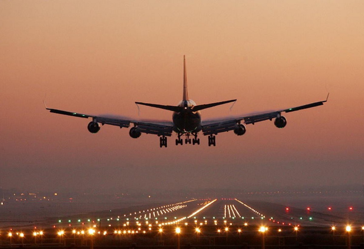 İstanbuldan Tbilisiyə uçan təyyarə Bakı aeroportuna məcburi eniş edib