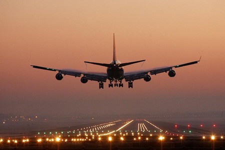 İstanbuldan Tbilisiyə uçan təyyarə Bakı aeroportuna məcburi eniş edib